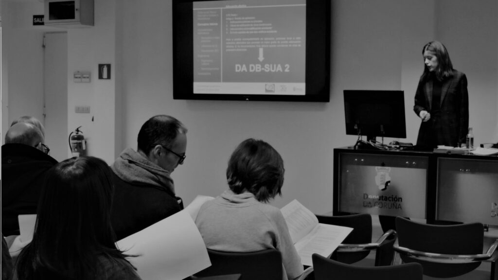 Belén Vaz Luis impartiendo una formación sobre accesibilidad en la arquitectura