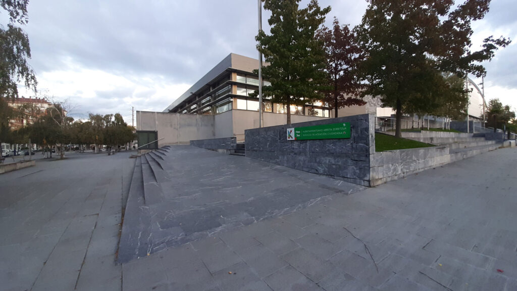 vista exterior del edificio en Laesarre donde se ha construido el cambiador inclusivo