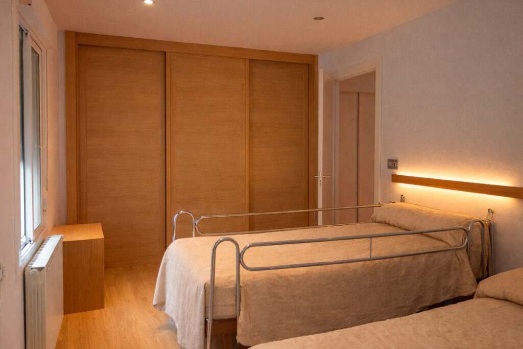 adaptación de dormitorio en una vivienda para una persona con síndrome de Aicardi